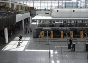 Intentó cruzar por el aeropuerto de Boston y le descubrieron una maleta de terror (FOTO)