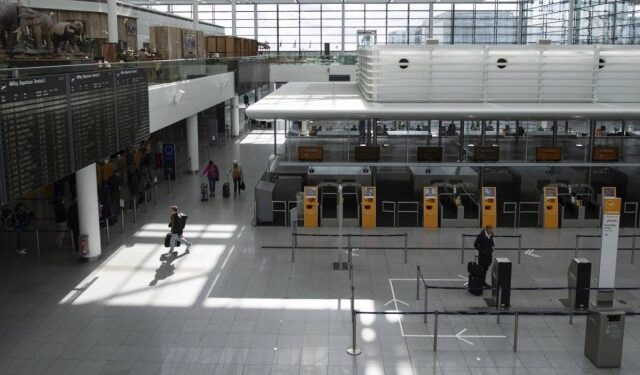 Intentó cruzar por el aeropuerto de Boston y le descubrieron una maleta de terror (FOTO)