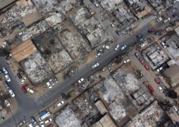 Bomberos venezolanos carecen de insumos, pero Maduro se ofreció a apagar incendios en Chile