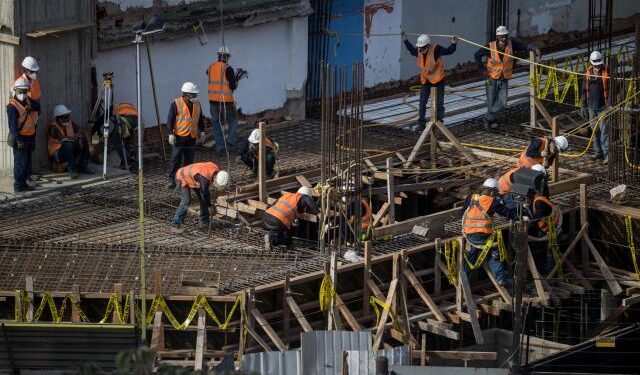 Alertan que sector de la construcción en Venezuela sigue “paralizado” por políticas económicas