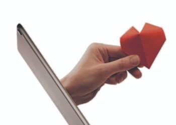 Lo conoció en una app de citas, luego se casaron: la pareja que nació al mismo tiempo y lugar en Minnesota