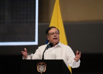 Gustavo Petro le pidió la renuncia a todos sus ministros