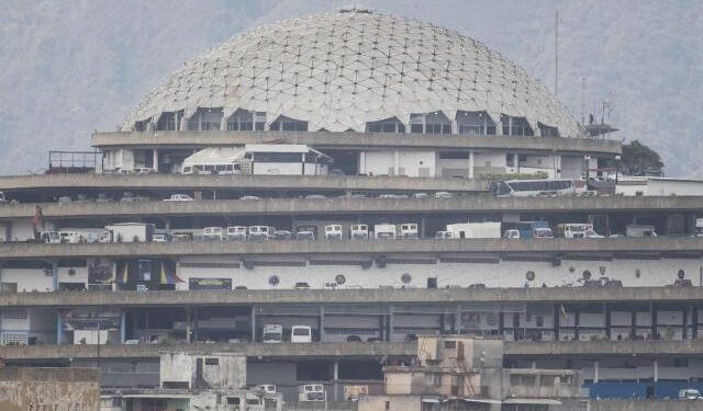 El País: El chavismo amenaza con procesar a quien ponga en duda el supuesto golpe contra Nicolás Maduro