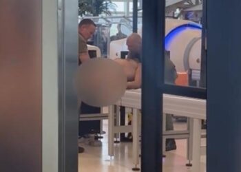 El extraño hallazgo de un hombre caminando desnudo por el aeropuerto de Miami