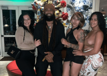 VIDEO: Estadounidense se hizo VIRAL al contar que “vive tranquilo”… con sus tres esposas