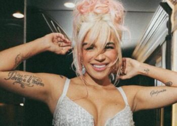 Se subieron al autobús para ir a ver a Karol G y el chofer les dio una sorpresa (VIDEO)