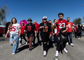 Los fans de Chiefs y 49ers tiñen de rojo el Allegiant Stadium (Fotos)