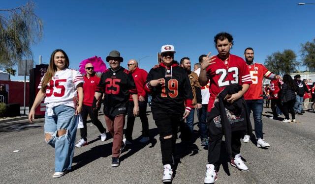 Los fans de Chiefs y 49ers tiñen de rojo el Allegiant Stadium (Fotos)