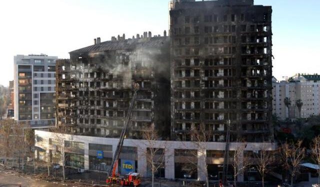 Qué es “el efecto chimenea” que contribuyó a la rápida propagación del fuego en edificio en España