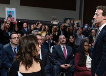 Senadores de EEUU increpan a directivos de redes sociales por daños a niños