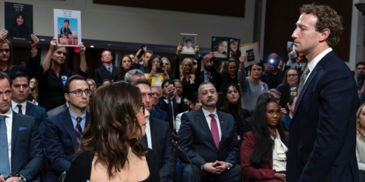 Senadores de EEUU increpan a directivos de redes sociales por daños a niños