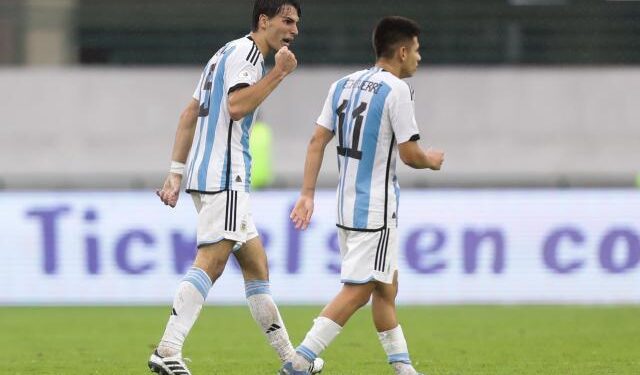 Argentina mantiene vivo el sueño olímpico tras lograr agónico empate con Paraguay