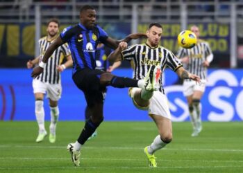 Inter pintó de “nerazzurro” el derbi de Italia luego que un error doblegara a la Juve