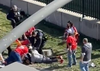 EN VIDEO: Fans de los Chiefs derribaron a uno de los presuntos tiradores durante caravana de celebración