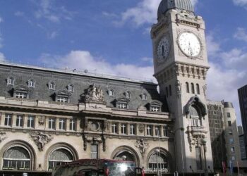 Autoridades revelan que el atacante en una estación de tren de París presenta problemas psiquiátricos