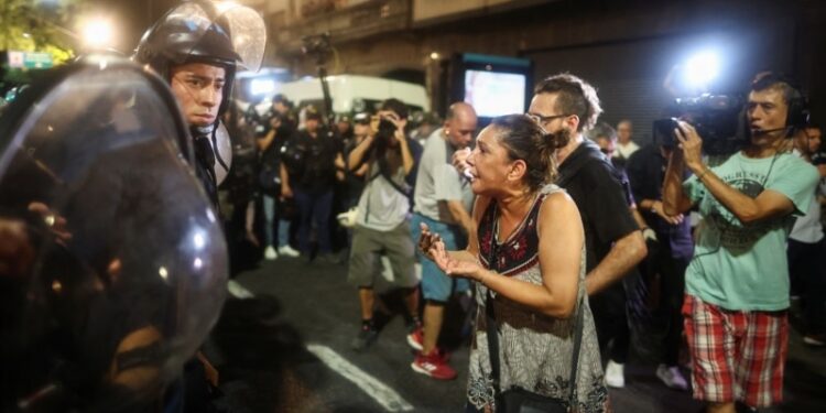 FMI aprueba desembolso de unos 4.700 millones de dólares para Argentina, avala plan de Milei