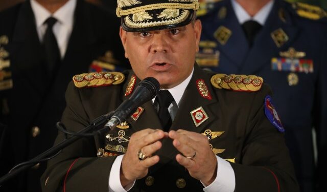 “Corregir todo lo que haya que corregir”, el plan de Padrino López para “transformar” a la Fanb