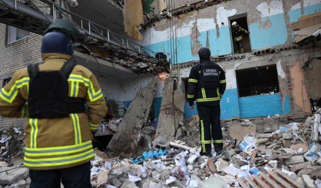 Una mujer embarazada y una madre junto a su hijo mueren en un bombardeo ruso en Ucrania