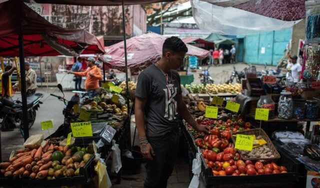 La economía venezolana se contrajo 1,2% en 2023, según el OVF