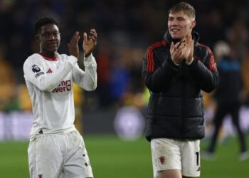 Manchester United sobrevivió a unos minutos finales de locura contra Wolverhampton