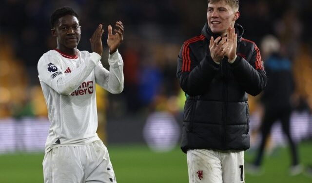 Manchester United sobrevivió a unos minutos finales de locura contra Wolverhampton