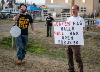 Caravana del “Ejército de Dios” protestó contra inmigrantes en la frontera sur de EEUU