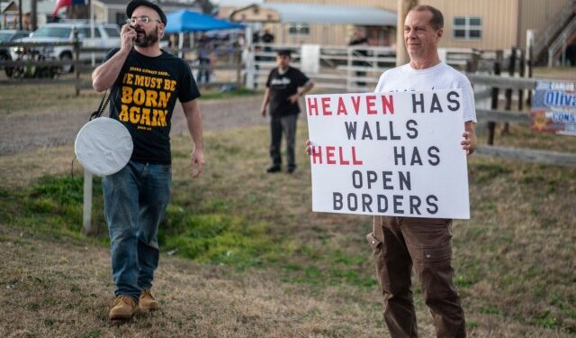 Caravana del “Ejército de Dios” protestó contra inmigrantes en la frontera sur de EEUU