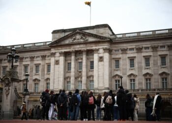 Turistas y británicos muestran amor y compasión por el rey Carlos III ante el Palacio de Buckingham (Fotos)