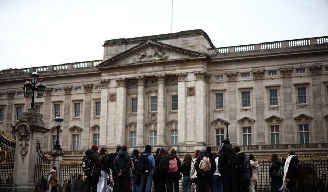Turistas y británicos muestran amor y compasión por el rey Carlos III ante el Palacio de Buckingham (Fotos)
