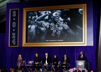 Lakers presentaron la primera estatua en honor a Kobe Bryant (Fotos)