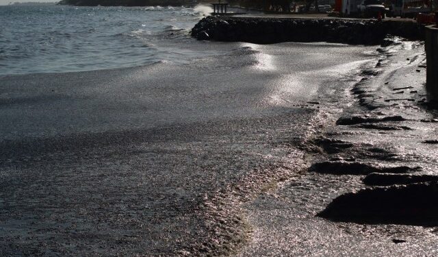 Autoridades de Trinidad y Tobago afrontan emergencia nacional tras grave derrame de crudo