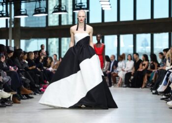 Siluetas femeninas, flores y volantes: la propuesta TOP de Carolina Herrera para el otoño (FOTOS)