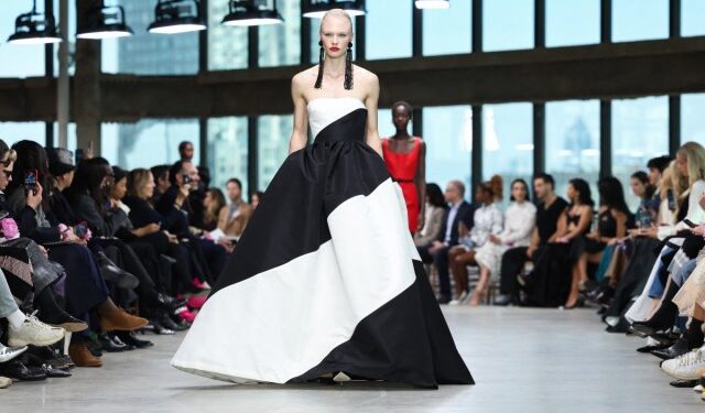 Siluetas femeninas, flores y volantes: la propuesta TOP de Carolina Herrera para el otoño (FOTOS)