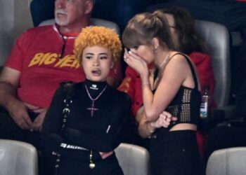 Taylor Swift le brindó ánimos a su novio desde la tribuna en el Super Bowl