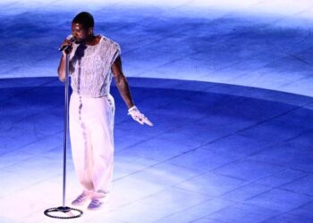 Usher y un puñado de artistas invitados interpretaron canciones de la década pasada en el Super Bowl