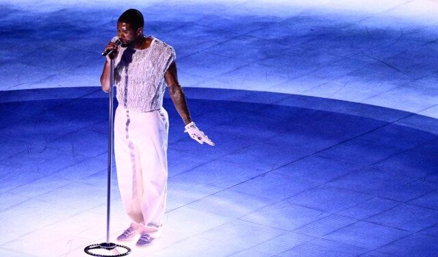 Usher y un puñado de artistas invitados interpretaron canciones de la década pasada en el Super Bowl