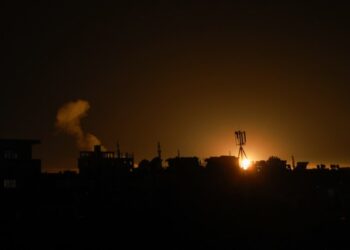 Bombardeos israelíes en abarrotada ciudad de Rafah habrían dejado múltiples muertos