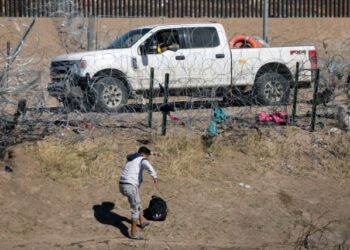 Estadounidenses culpan al gobierno de Biden de la crisis migratoria, según sondeo