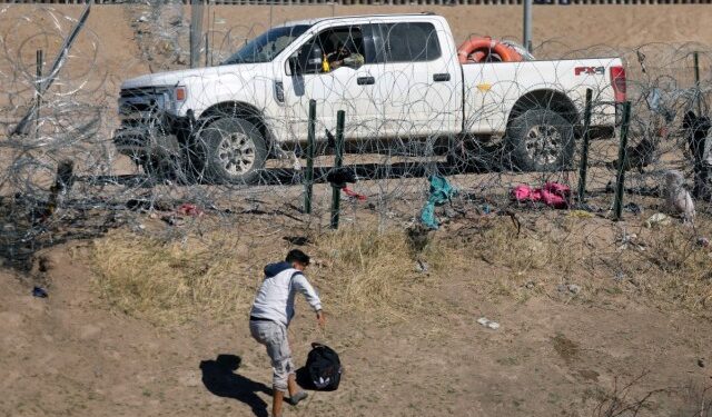 Estadounidenses culpan al gobierno de Biden de la crisis migratoria, según sondeo