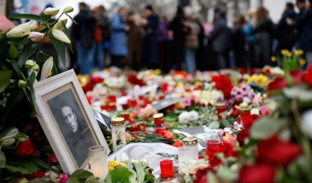 Se niegan a entregar el cadáver de Navalni a su madre por tercer día