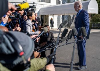 Biden dice estar “considerando” nuevas sanciones a Rusia tras muerte de opositor Navalni