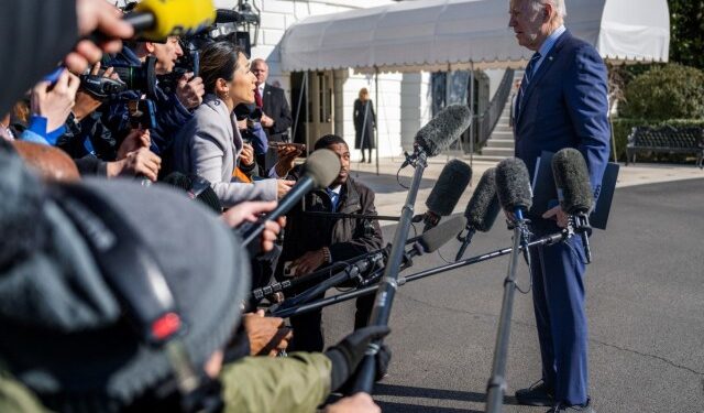 Biden dice estar “considerando” nuevas sanciones a Rusia tras muerte de opositor Navalni