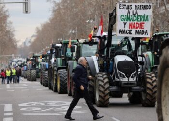 Tensión en Madrid: cientos de personas esperan la llegada de los tractores a las puertas del Ministerio