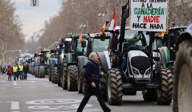 Tensión en Madrid: cientos de personas esperan la llegada de los tractores a las puertas del Ministerio