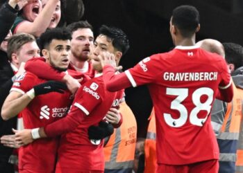Liverpool recuperó su ventaja tras golear al Luton Town con remontada incluida