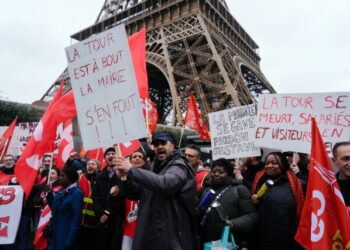 Huelga en la Torre Eiffel por cuarto día consecutivo: ¿cuál es la denuncia de los trabajadores?