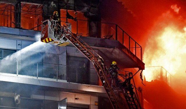 Al menos 13 heridos dejó incendio en edificio residencial en Valencia