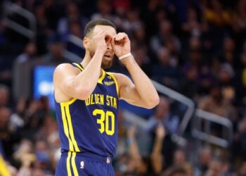 La impactante asistencia de Stephen Curry que llevó a la NBA a preguntarse cómo hizo (VIDEO)