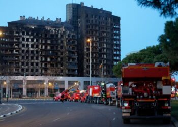 Valencia, la ciudad española sobrecogida por la tragedia de un incendio infernal (Imágenes)