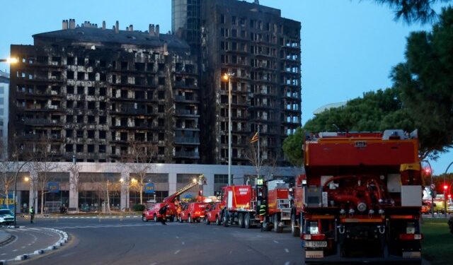 Valencia, la ciudad española sobrecogida por la tragedia de un incendio infernal (Imágenes)
